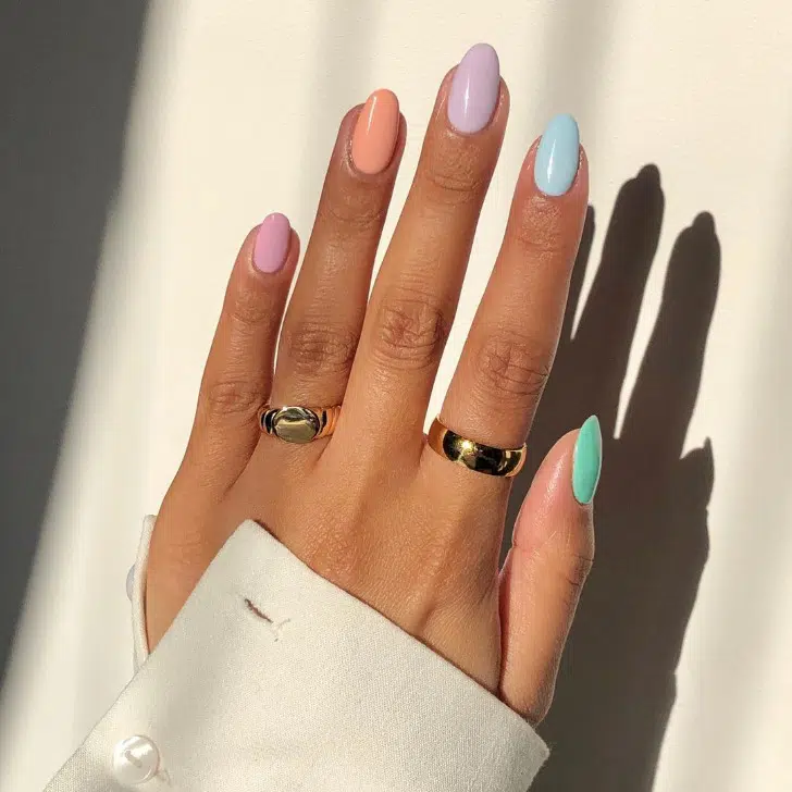 Разноцветный пастельный френч на овальных ногтях