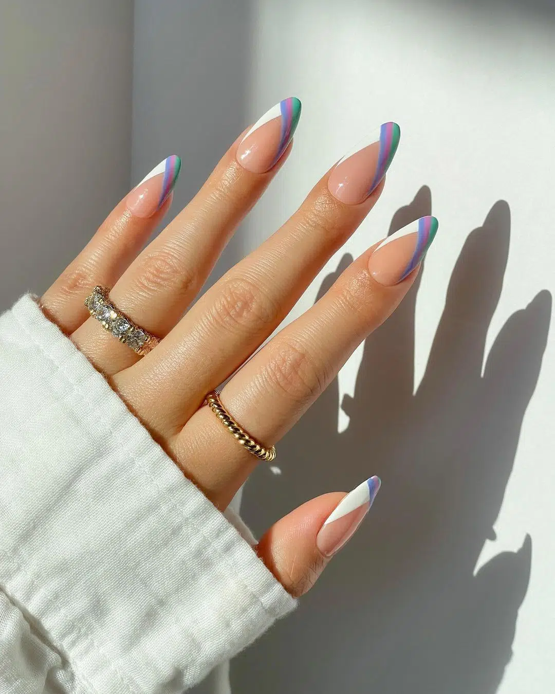 Разноцветный треугольный френч на миндальных ногтях средней длины