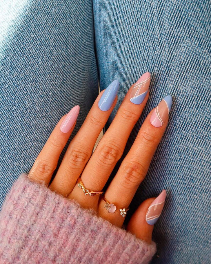 Розово-голубой пастельный маникюр с белыми линиями на миндальных ногтях