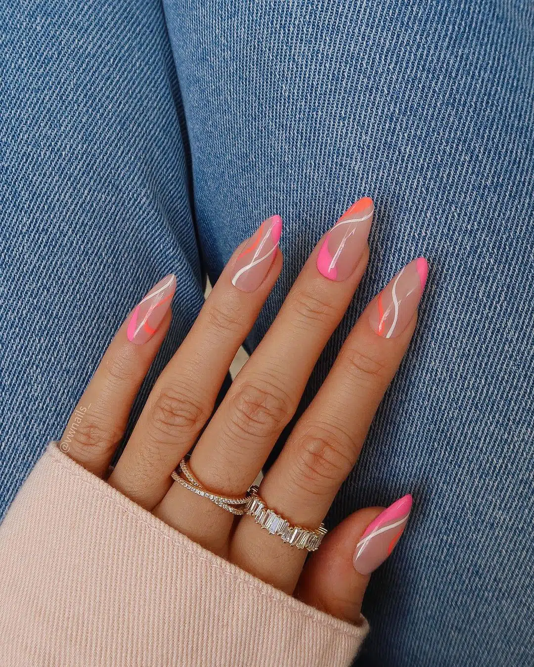 Розово-оранжевый маникюр с белыми линиями на длинных миндальных ногтях