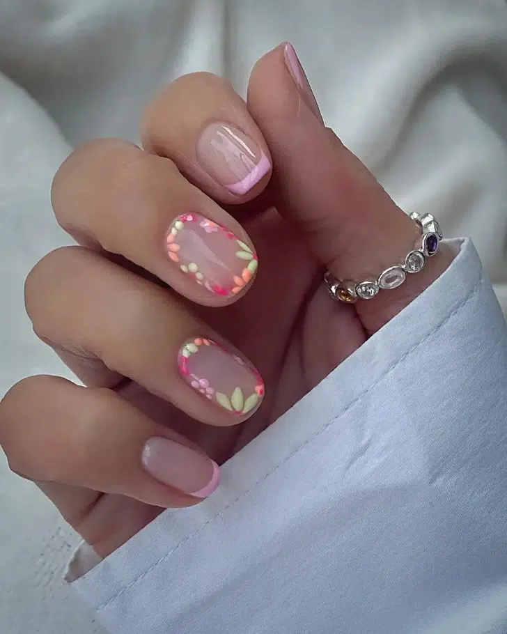 Розовый френч с летним цветочным принтом на коротких квадратных ногтях