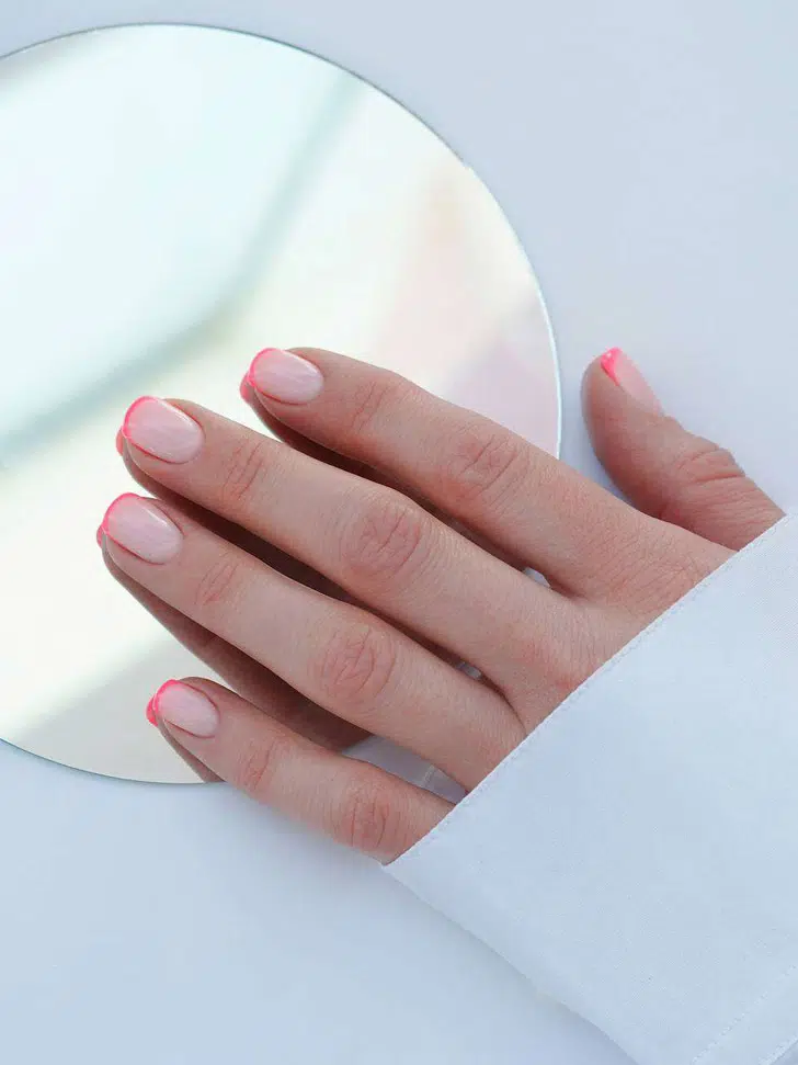 Розовый микро френч на коротких квадратных ногтях