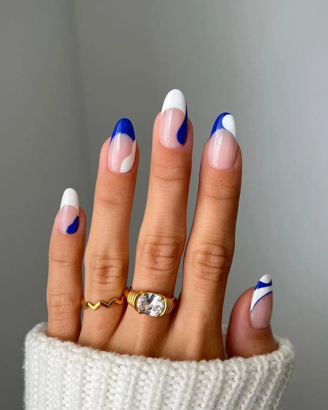 Сине-белый маникюр с завитками на овальных ногтях средней длины