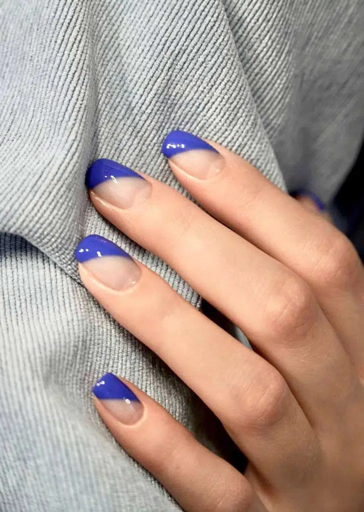 Синий диагональный френч на квадратных коротких ногтях
