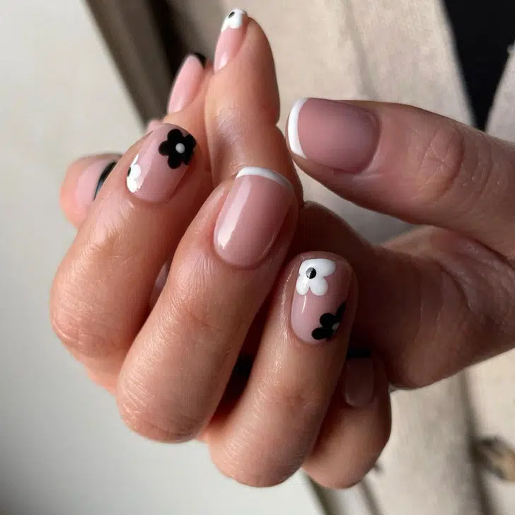 Тонкий белый френч с черно-белыми цветами на коротких натуральных ногтях