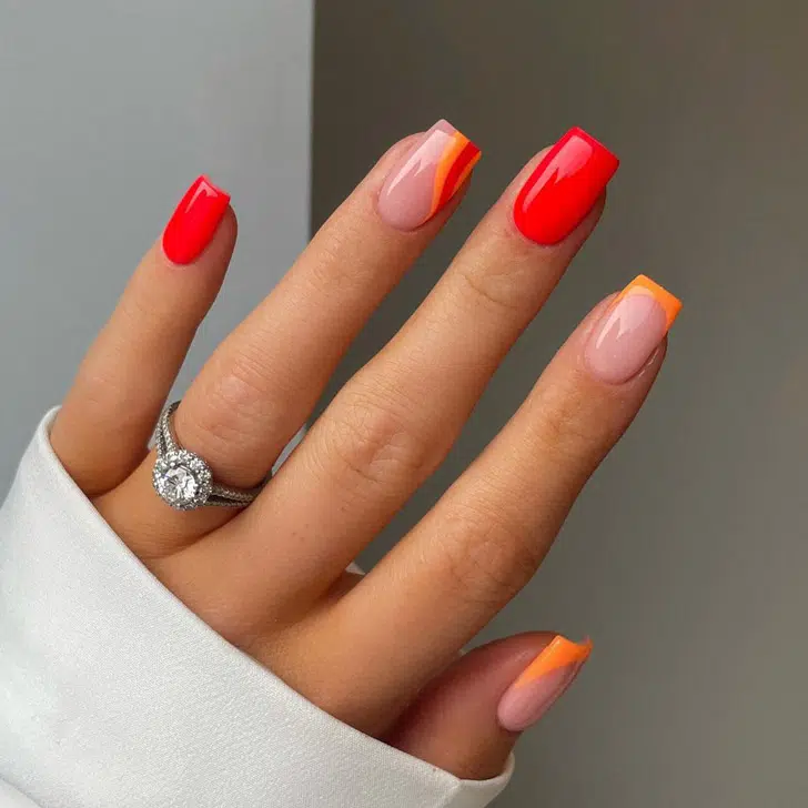 Яркий красно-оранжевый маникюр на ухоженных квадратных ногтях
