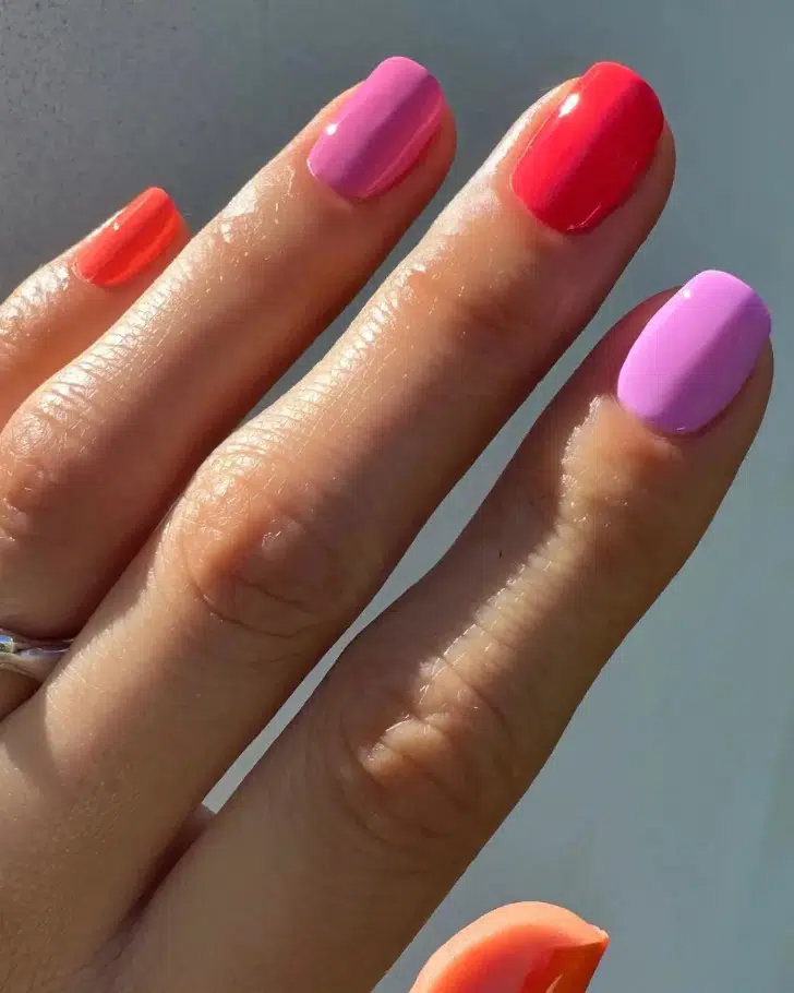 Яркий розово-фиолетовый маникюр на коротких квадратных ногтях