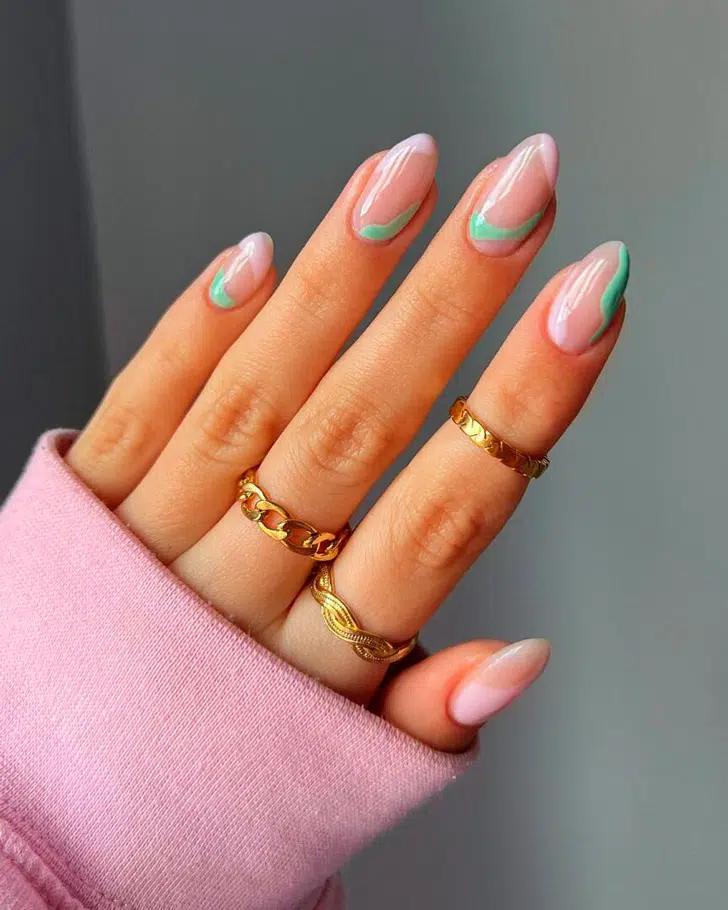 Зелено-розовый абстрактный маникюр на ухоженных овальных ногтях