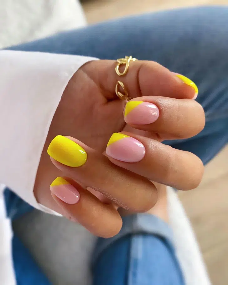 Желтый диагональный френч на ухоженных квадратных ногтях средней длины