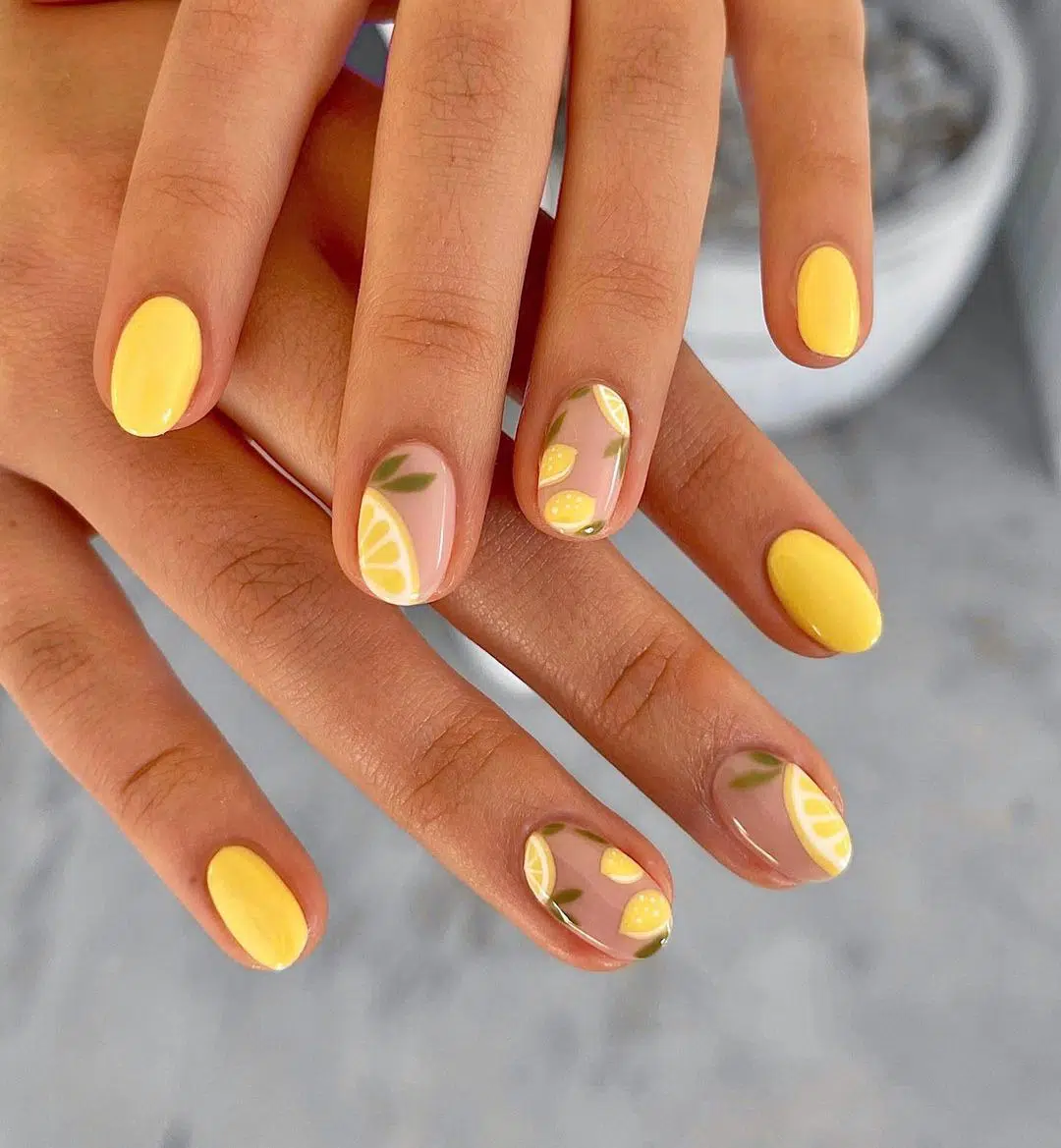 Желтый маникюр с лимонами на овальных коротких ногтях