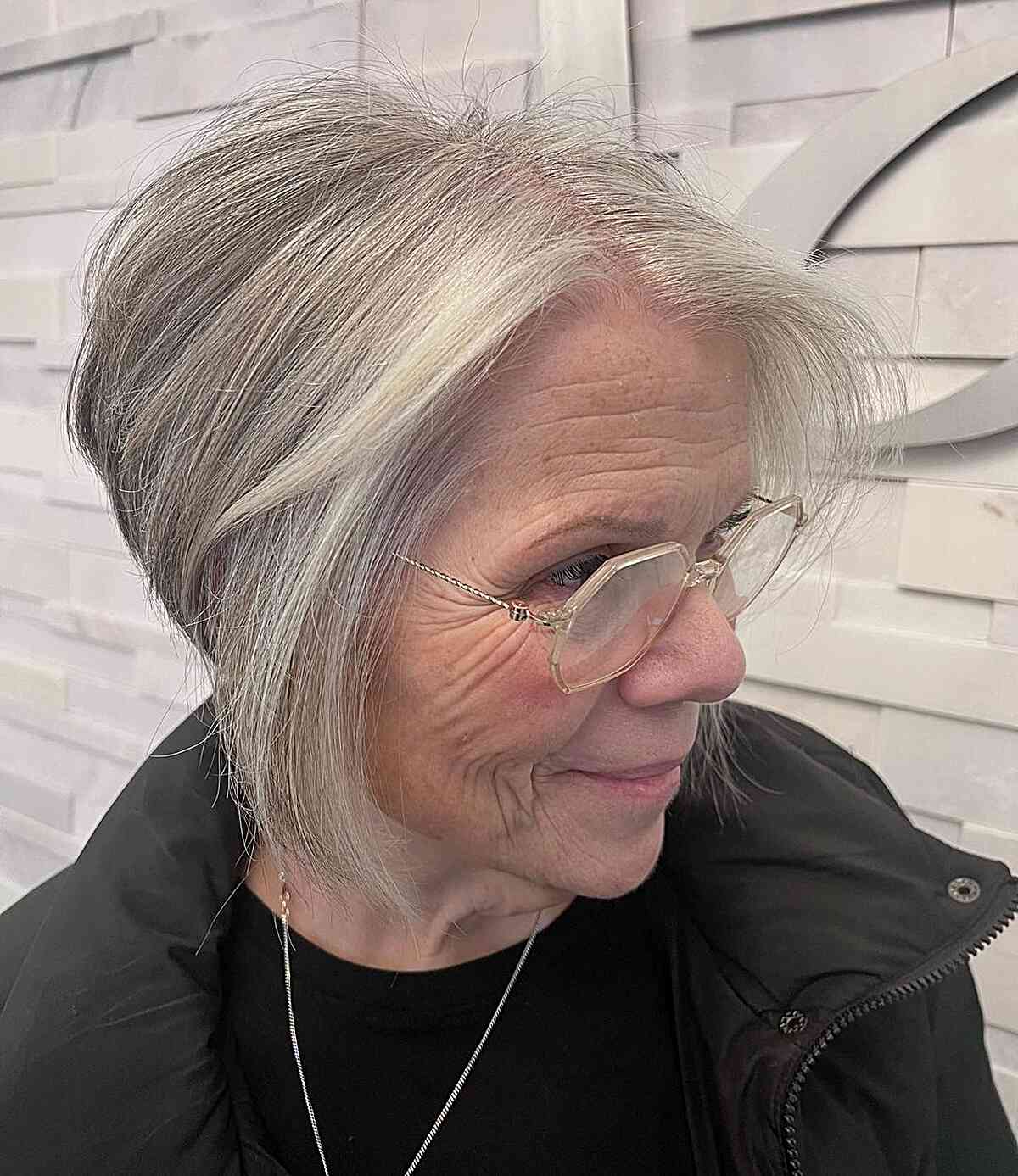 Женщина с объемной стрижкой с пробором на тонких светлых волосах