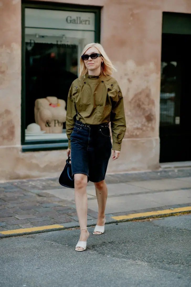 Женщина в босоножках цвета слоновой кости и джинсовых шортах