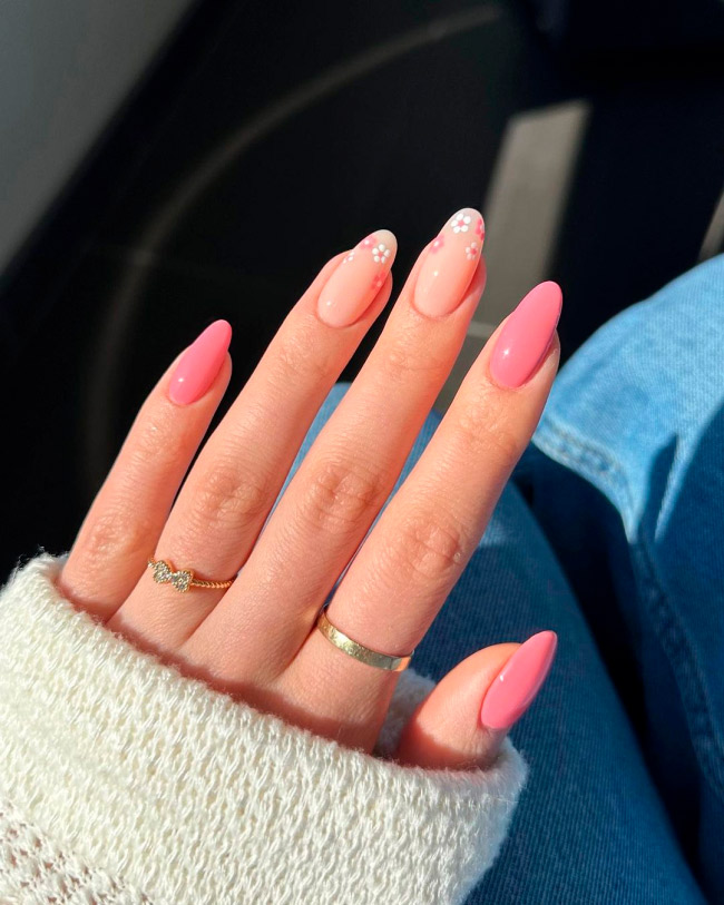 Женственный розовый маникюр с цветами на длинных овальных ногтях