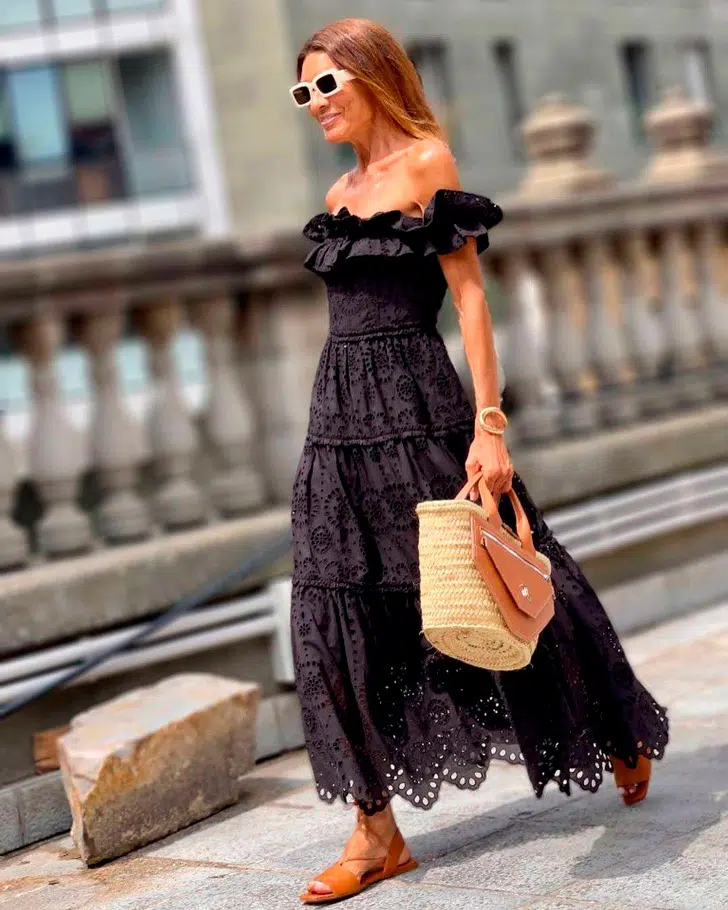 Ана Антолин в черном платье с перфорацией и открытыми плечами