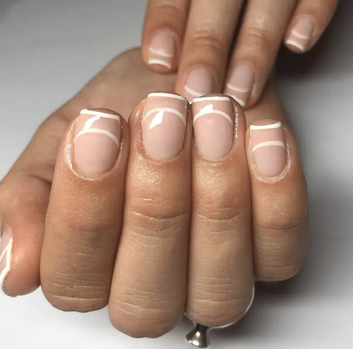 Белый двойной френч на квадратных ногтях средней длины
