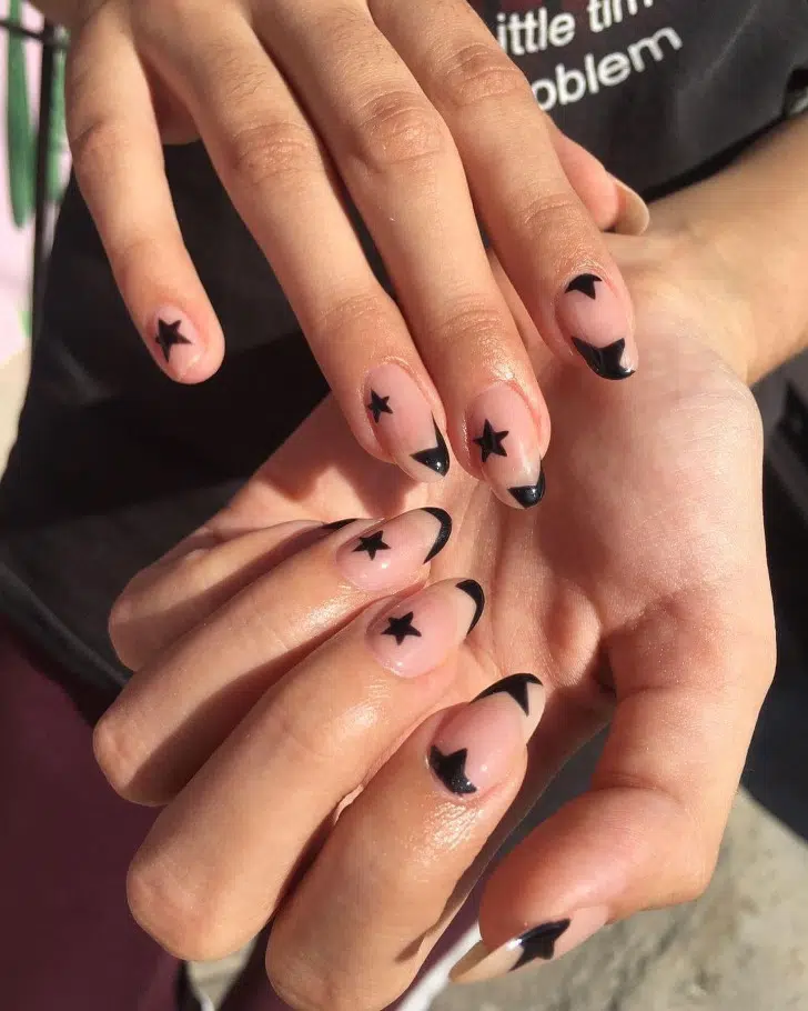 Черный маникюр со звездами на натуральной основе и овальных ногтях