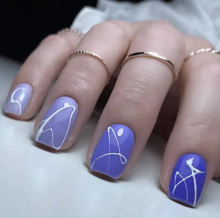 Фиолетовый маникюр омбре с белыми абстрактными линиями на квадратных ногтях