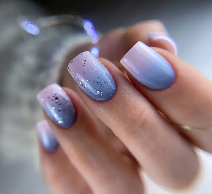 Фиолетовый маникюр омбре с блестками на квадратных ногтях средней длины
