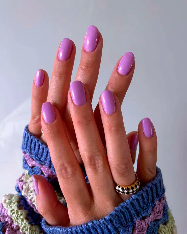 Фиолетовый маникюр с жемчужным блеском на ухоженных ногтях