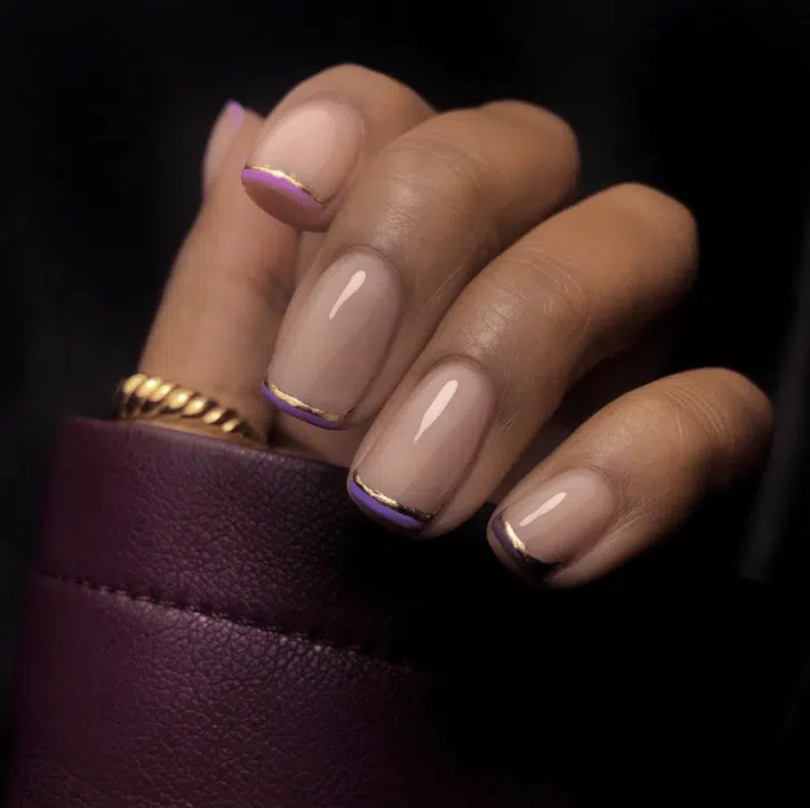 Фиолетовый микро френч с золотыми линиями на квадратных ногтях средней длины