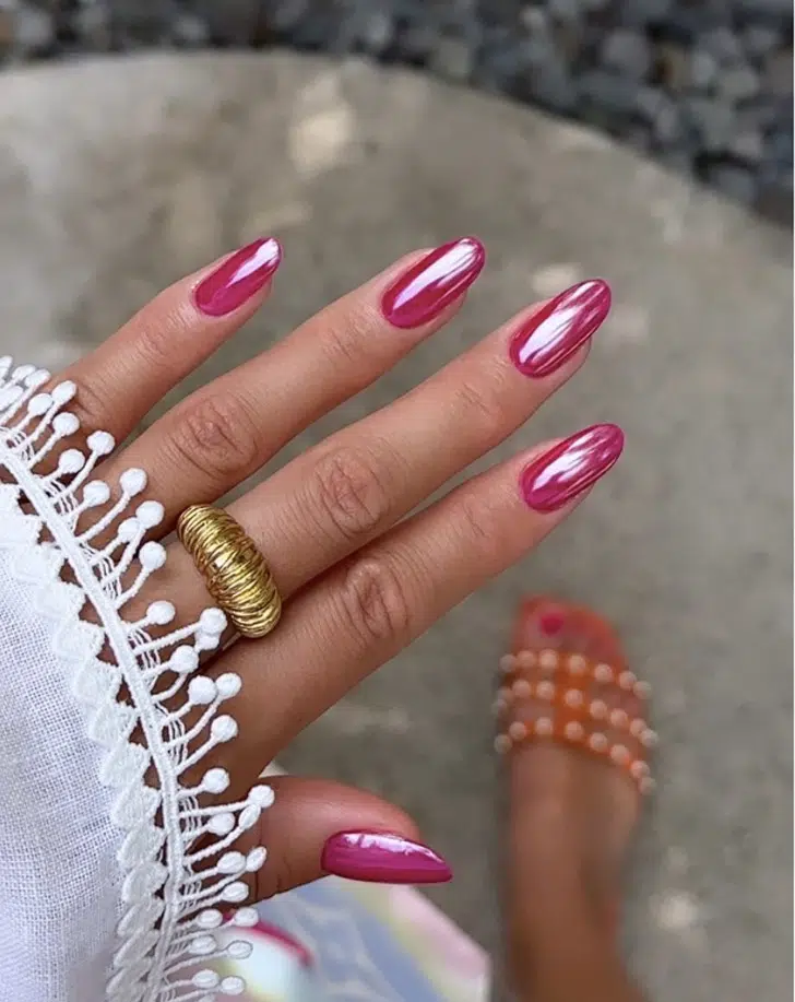Хромированный розовый маникюр на овальных ногтях средней длины