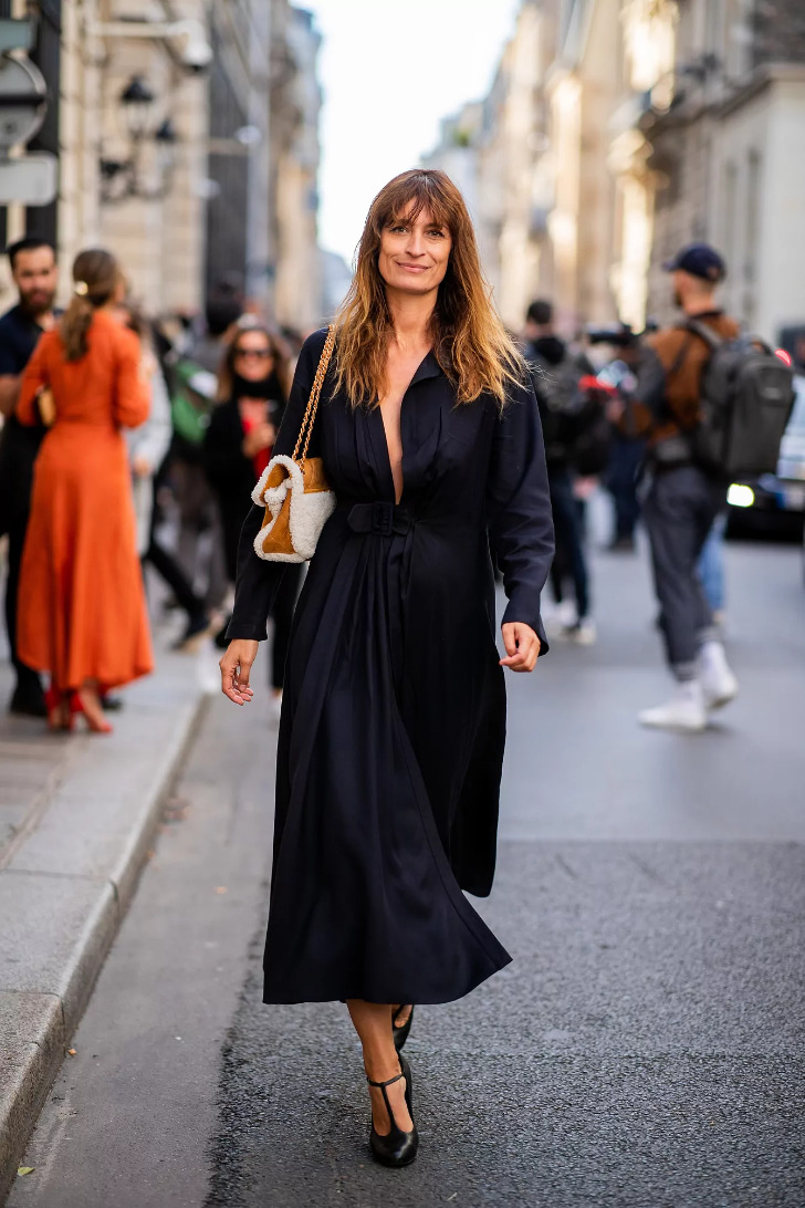 Кэролайн Де Мегре в черном длинном платье рубашке и туфлях с ремешками