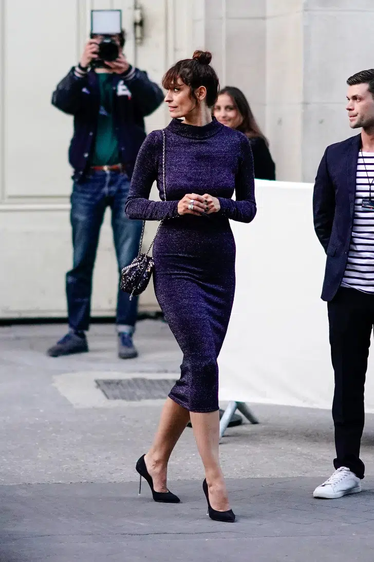 Кэролайн Де Мегре в облегающем фиолетовом платье миди и черных туфлях