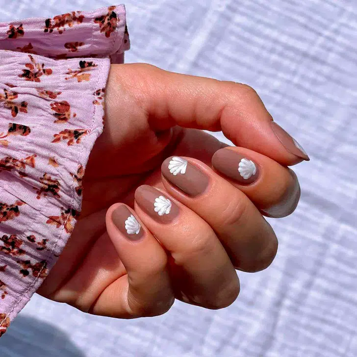 Коричневый маникюр с белыми ракушками на коротких овальных ногтях