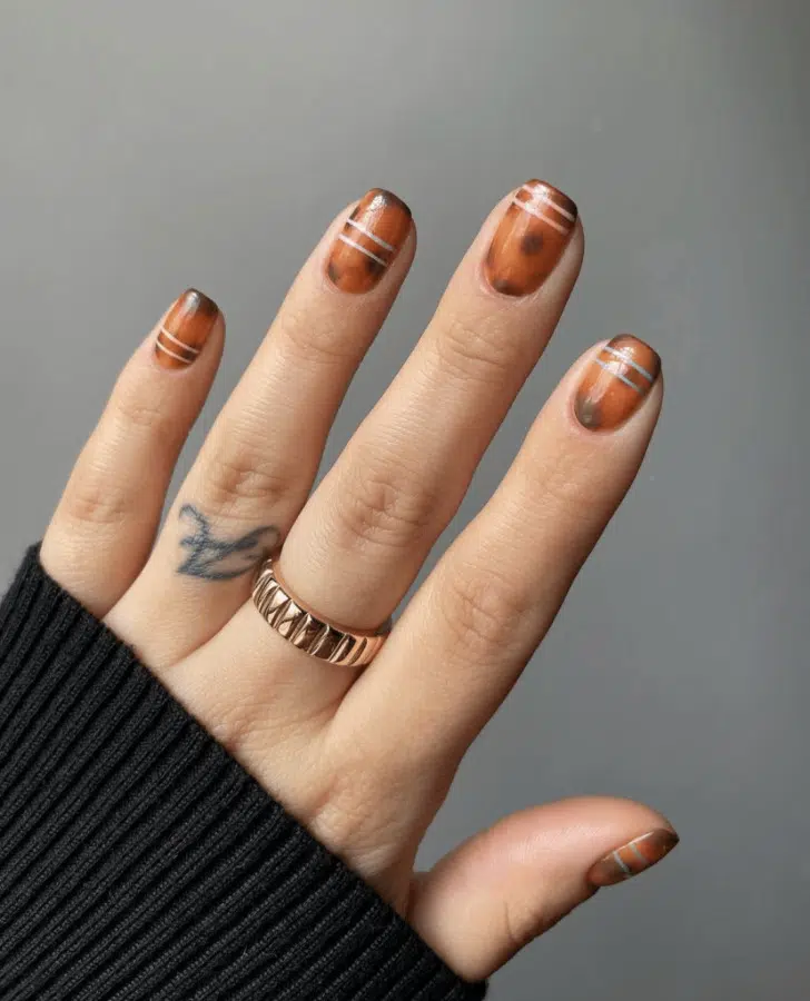 Коричневый маникюр с минималистичными серыми линиями на ухоженных ногтях