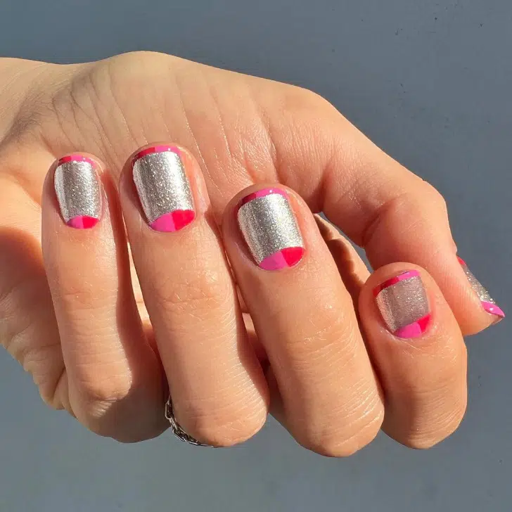 Красно-розовый френч на металлической основе на коротких ногтях