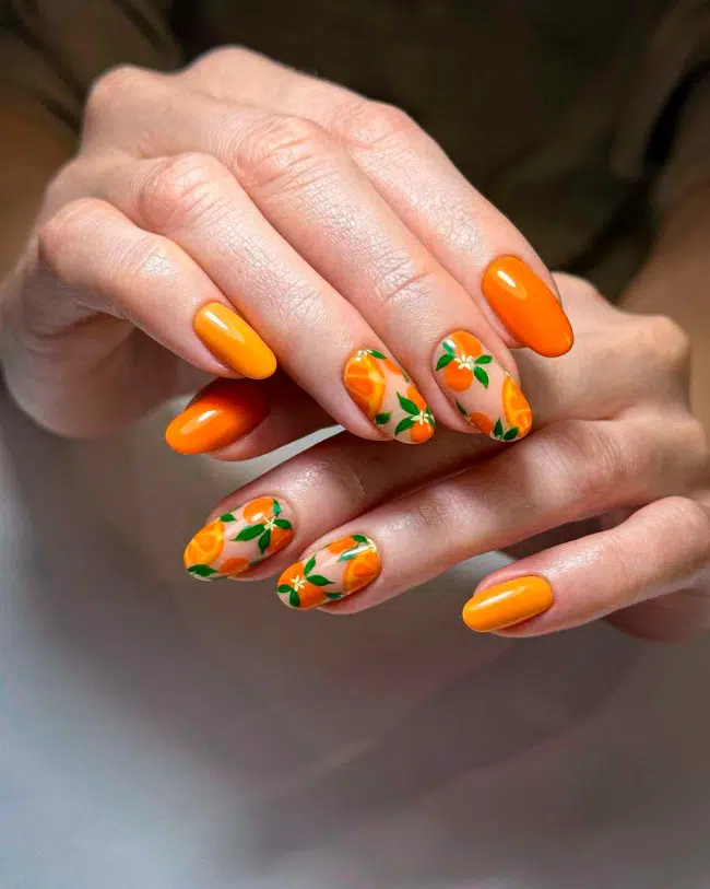 Летний оранжевый маникюр с апельсиновым принтом на овальных ногтях