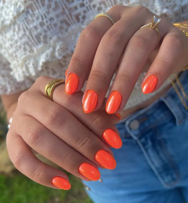 Летний оранжевый маникюр с хромированной отделкой на ногтях средней длины