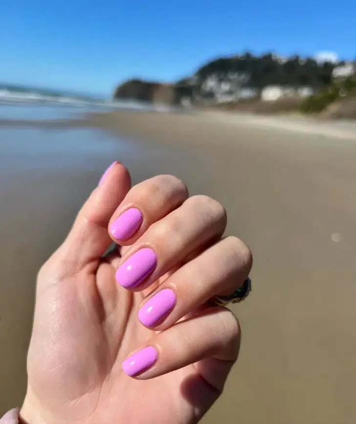 Летний розовый маникюр на ухоженных натуральных ногтях