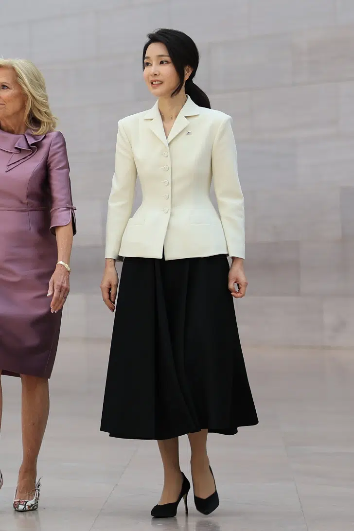 Ким Кеон Хи в приталенном белом жакете и пышной черной юбке
