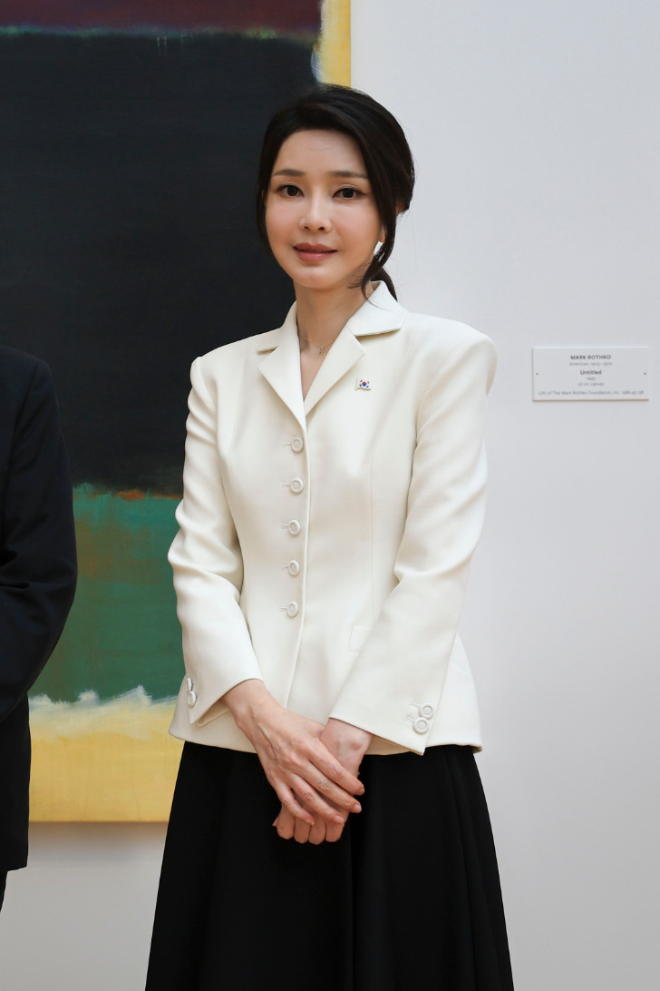 Ким Кеон Хи в белом жакете, который подчеркивает талию и прической с объемом