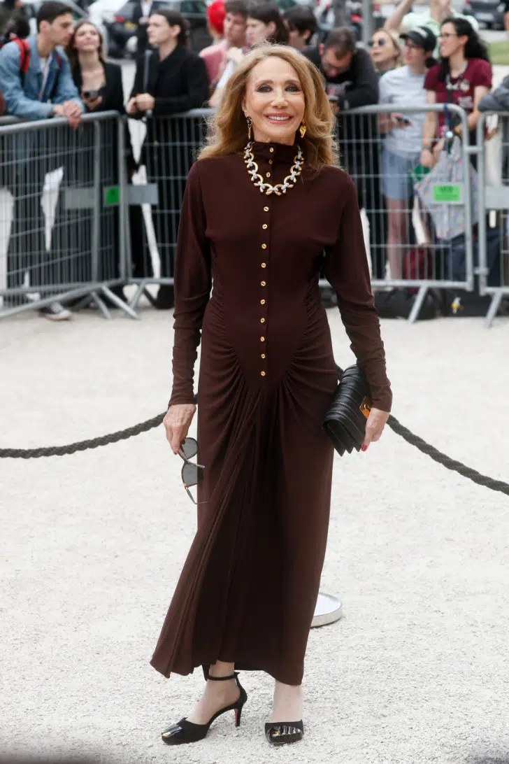 Мариса Беренсон в коричневом платье рубашке и черных туфлях