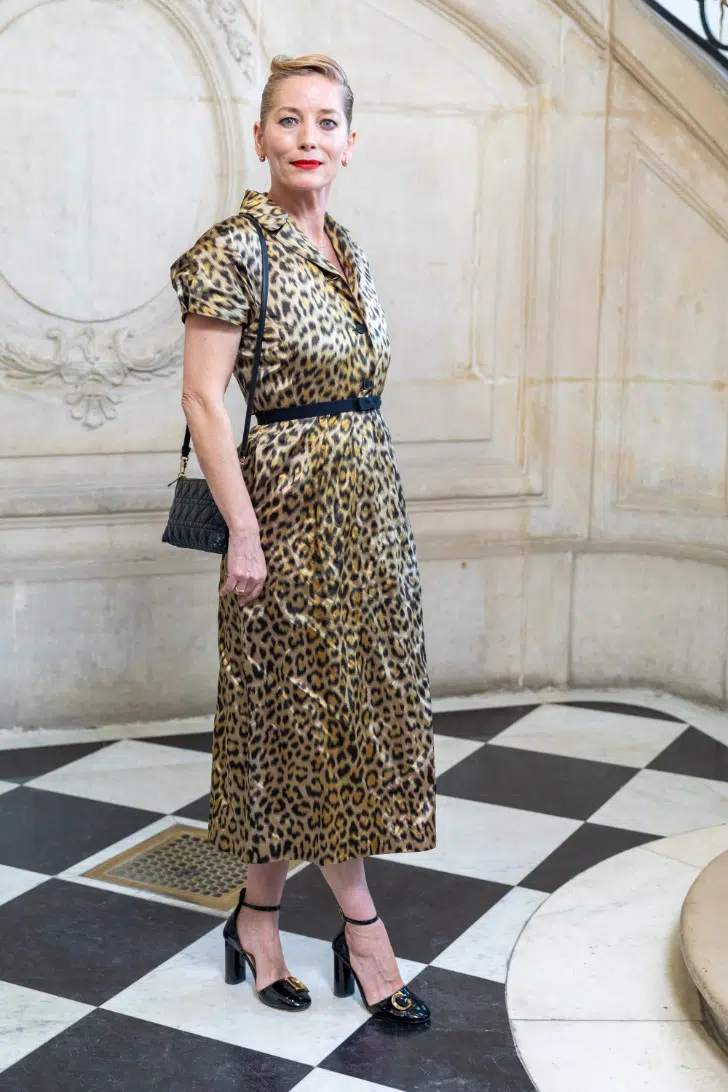 Люси де ла Фалез в леопардовом платье и черных туфлях