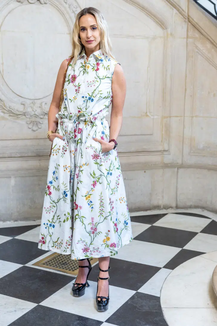 Элизабет Турн-и-Таксис в цветочном платье миди и туфлях с ремешками