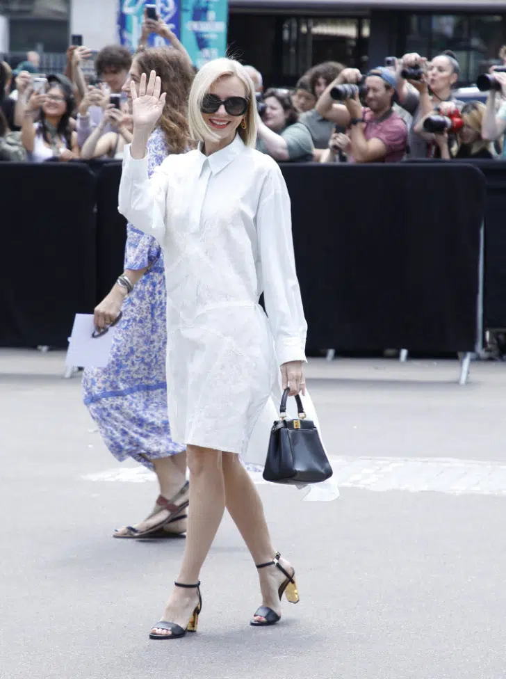 Наоми Уоттс в белом платье рубашке и черных туфлях с ремешками