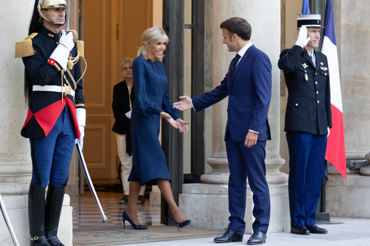 Брижит Макрон на крыльце Елисейского дворца в элегантном синем платье