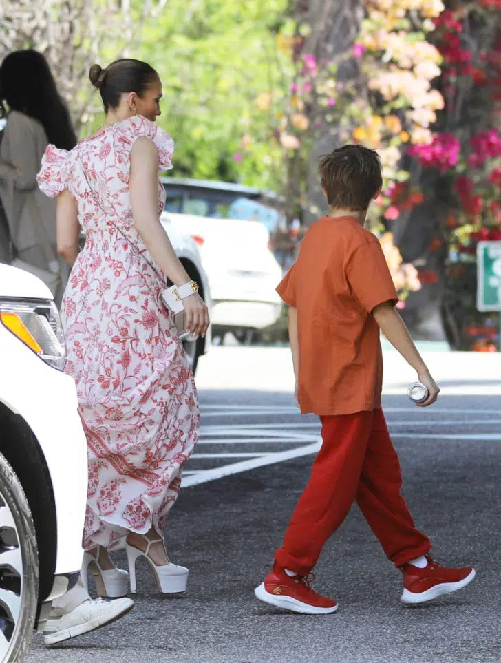 Дженнифер Лопес в летнем платье с принтом, белых туфлях и удивительных серьгах
