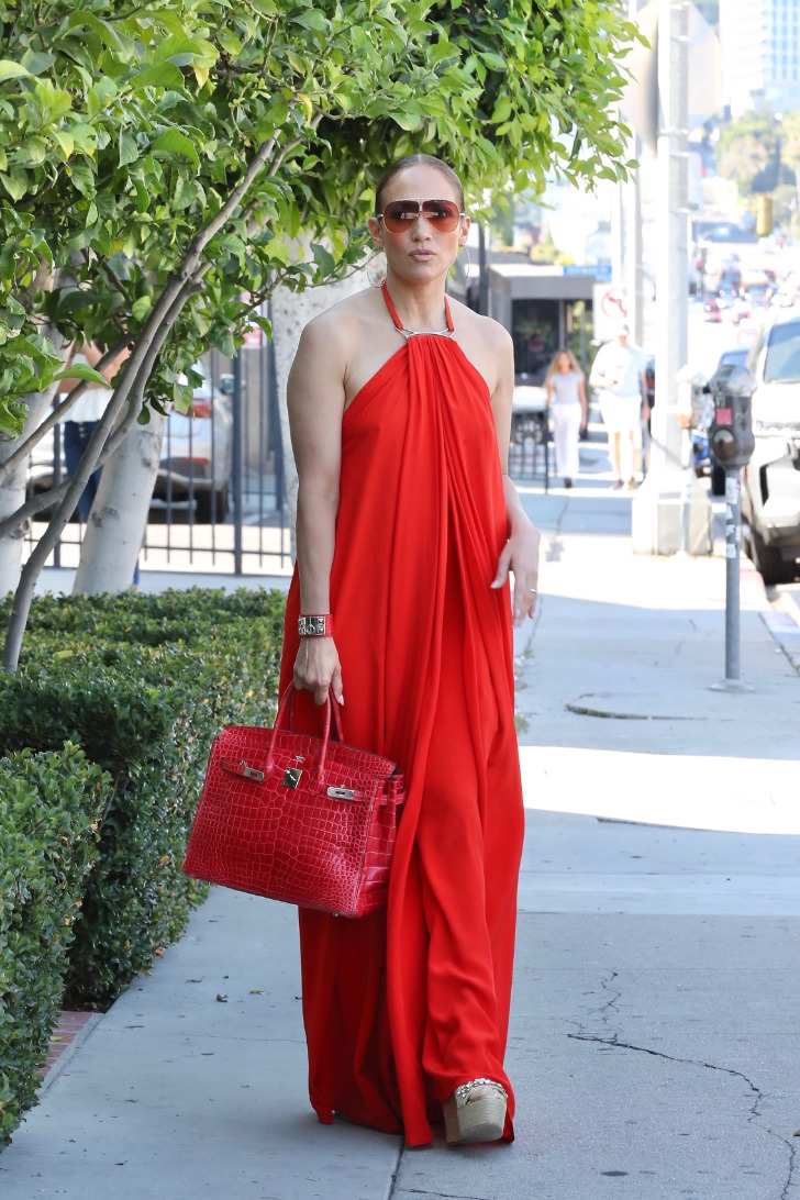 Дженнифер Лопес в красном комбинезоне и сумкой из кожи крокодила