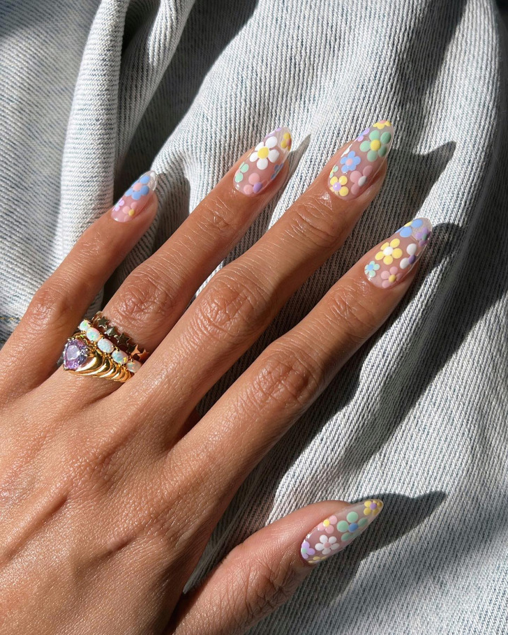 Маникюр с разноцветным цветочным принтом на длинных овальных ногтях