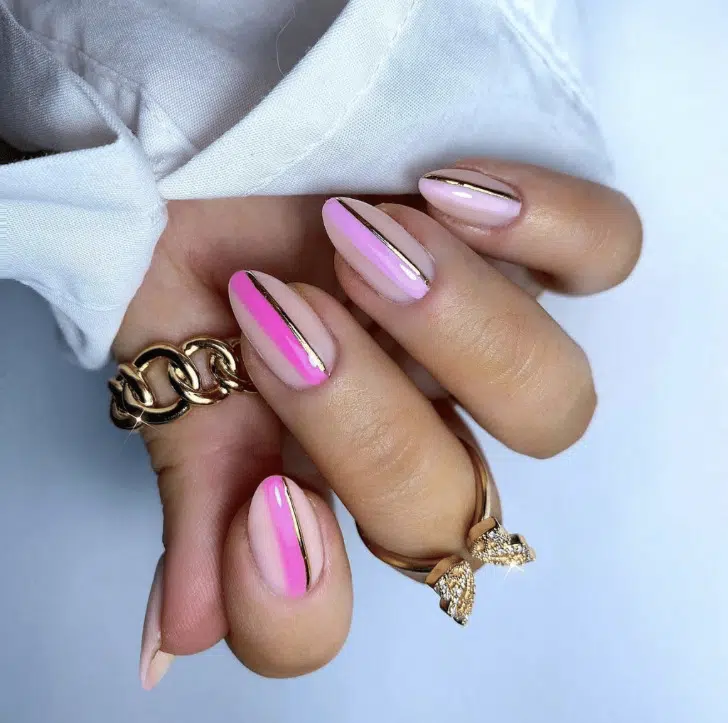 Маникюр с розовыми и золотыми линиями на длинных миндальных ногтях