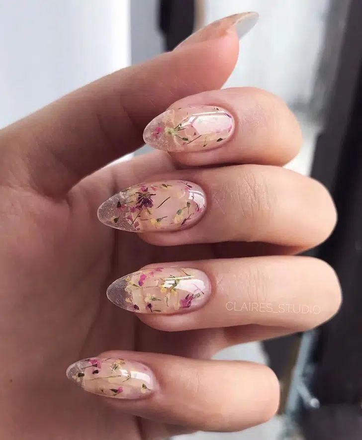Маникюр с сухоцветами на овальных ногтя