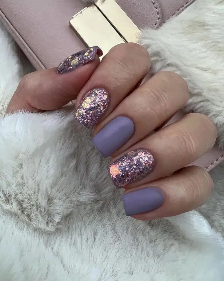 Матовый фиолетовый маникюр с блестками на квадратных ногтях