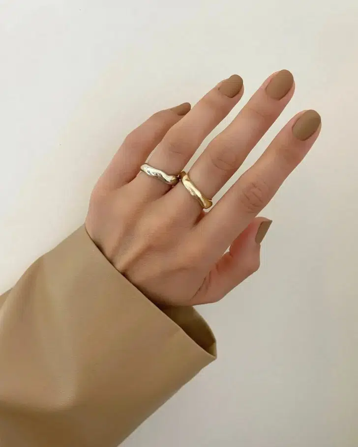 Матовый коричневый маникюр на коротких натуральных ногтях