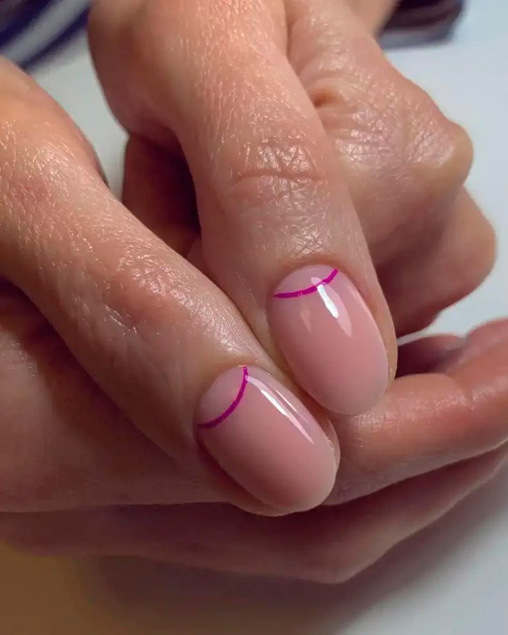 Минималистичный маникюр с тонкой фиолетовой линией у основания на коротких натуральных ногтях