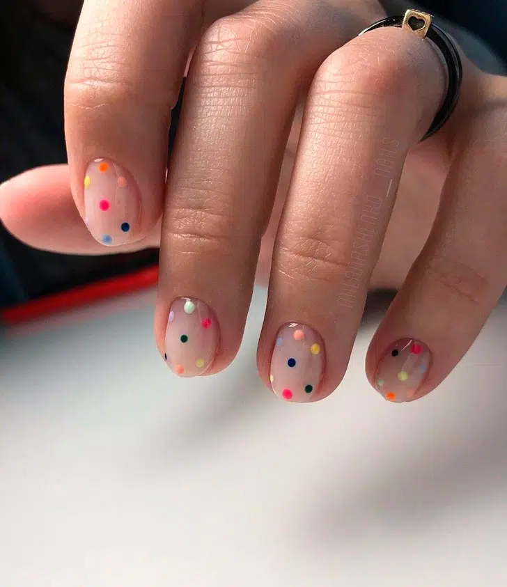 Натуральный маникюр с разноцветными точками на коротких овальных ногтях