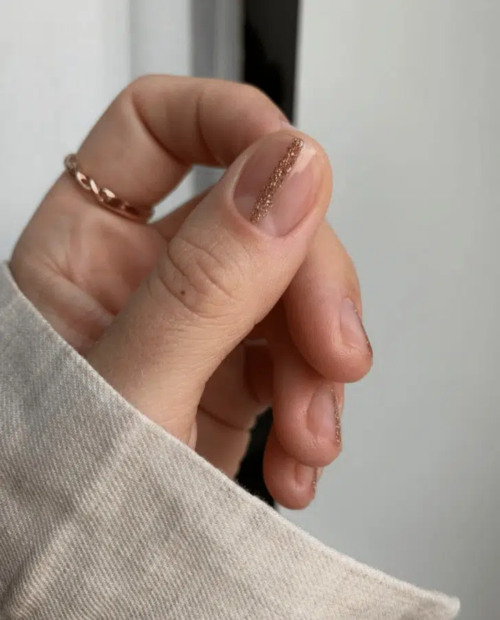 Натуральный маникюр с золотой полосой посередине на коротких ногтях